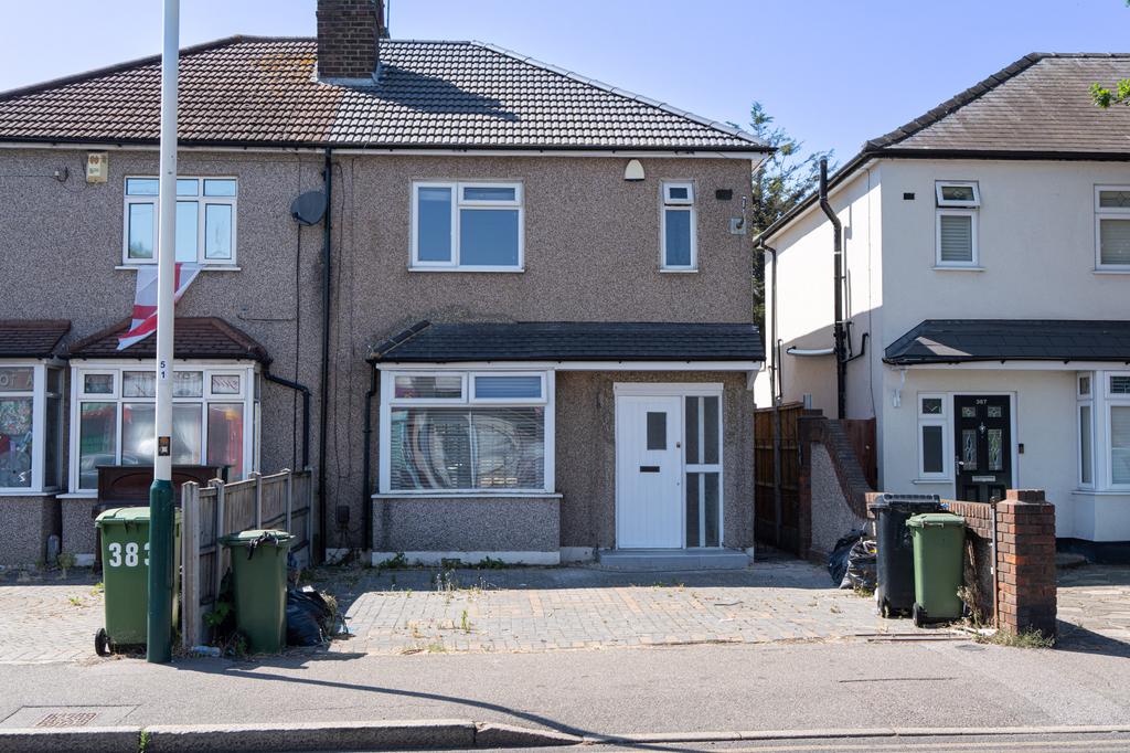 Detached house exterior, driveway
