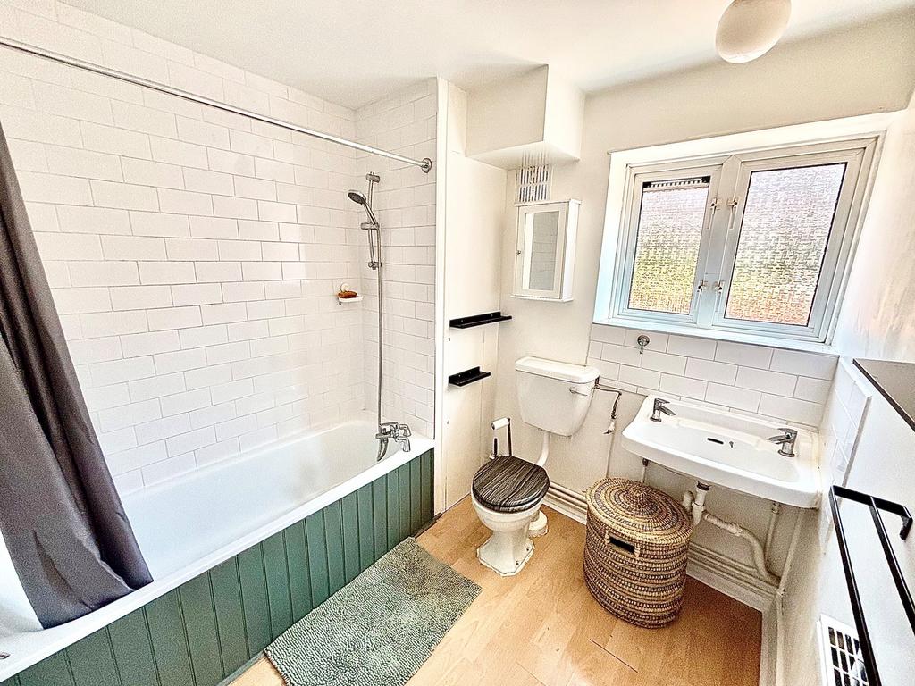 Rivenhall Gardens, London, E18 - Widok 2
