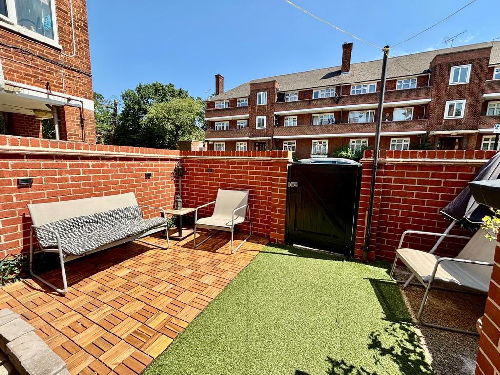 Rivenhall Gardens, London, E18 - Widok 4