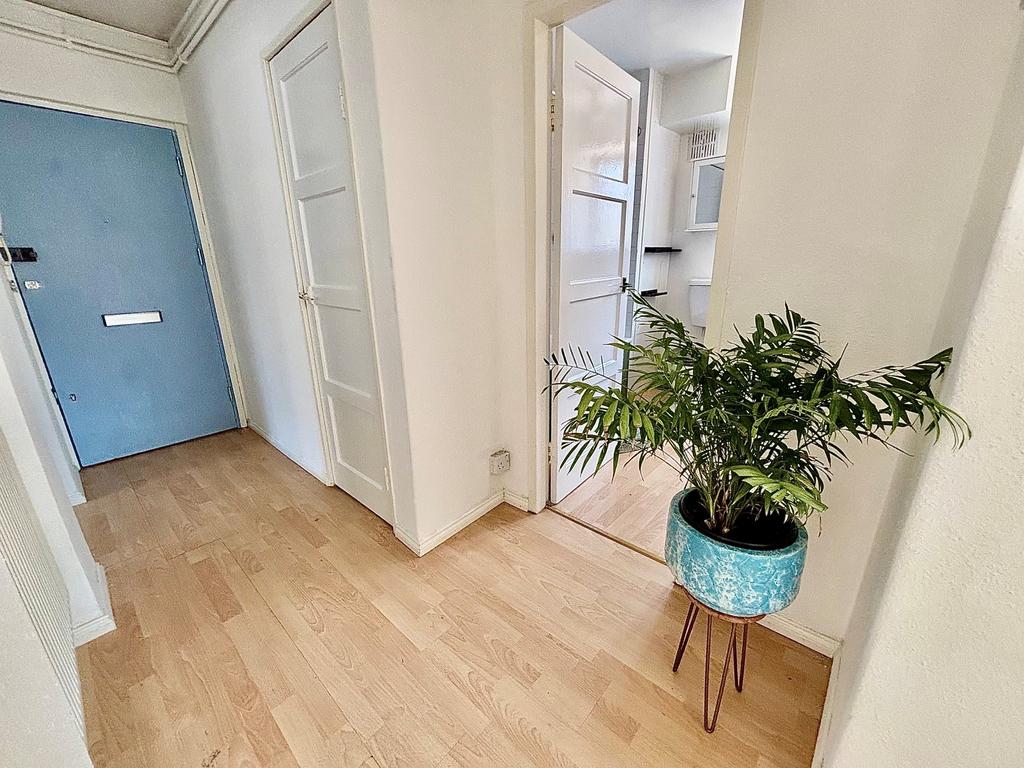 Rivenhall Gardens, London, E18 - Widok 6