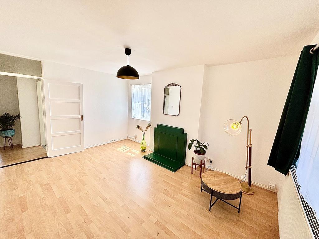 Rivenhall Gardens, London, E18 - Więcej