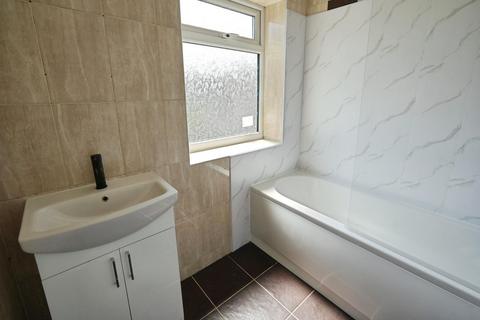 3 bedroom semi-detached house to rent, Largs Walk, Manchester