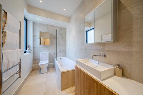3 bedroom flat for sale, Replingham Road, Southfields, London, SW18