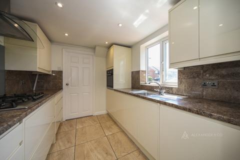 4 bedroom semi-detached house to rent, Dunstable, Bedfordshire LU5
