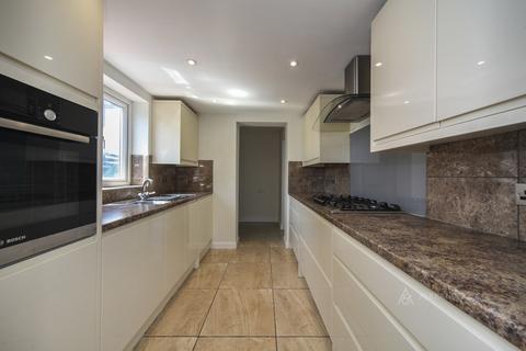 4 bedroom semi-detached house to rent, Dunstable, Bedfordshire LU5