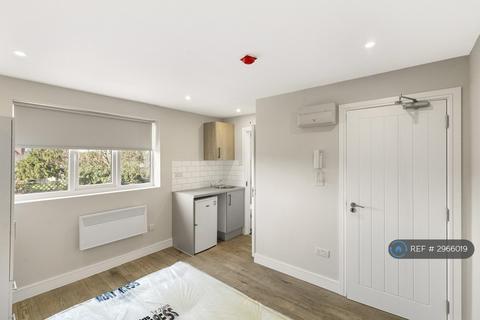 Studio to rent, Park Road, Ashford, TW15