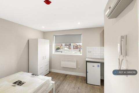 Studio to rent, Park Road, Ashford, TW15