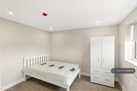 Studio to rent, Park Road, Ashford, TW15