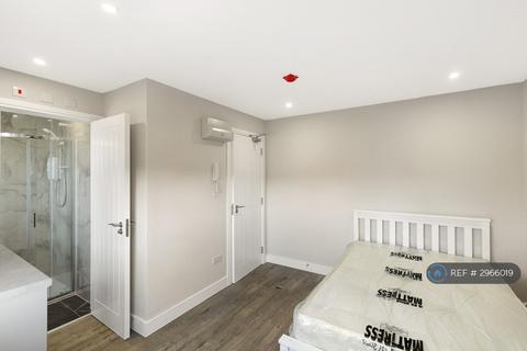 Studio to rent, Park Road, Ashford, TW15