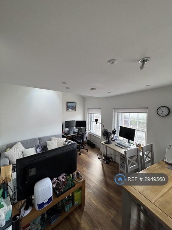 Queens Road, Reading, RG1 - More