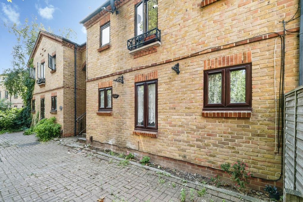 Detached house exterior, driveway