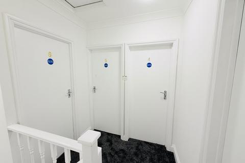 6 bedroom terraced house to rent, Central Avenue, Hayes UB3