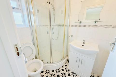 6 bedroom terraced house to rent, Central Avenue, Hayes UB3
