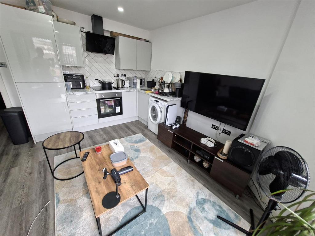 Apartment in Cardiff, Roath - View 2