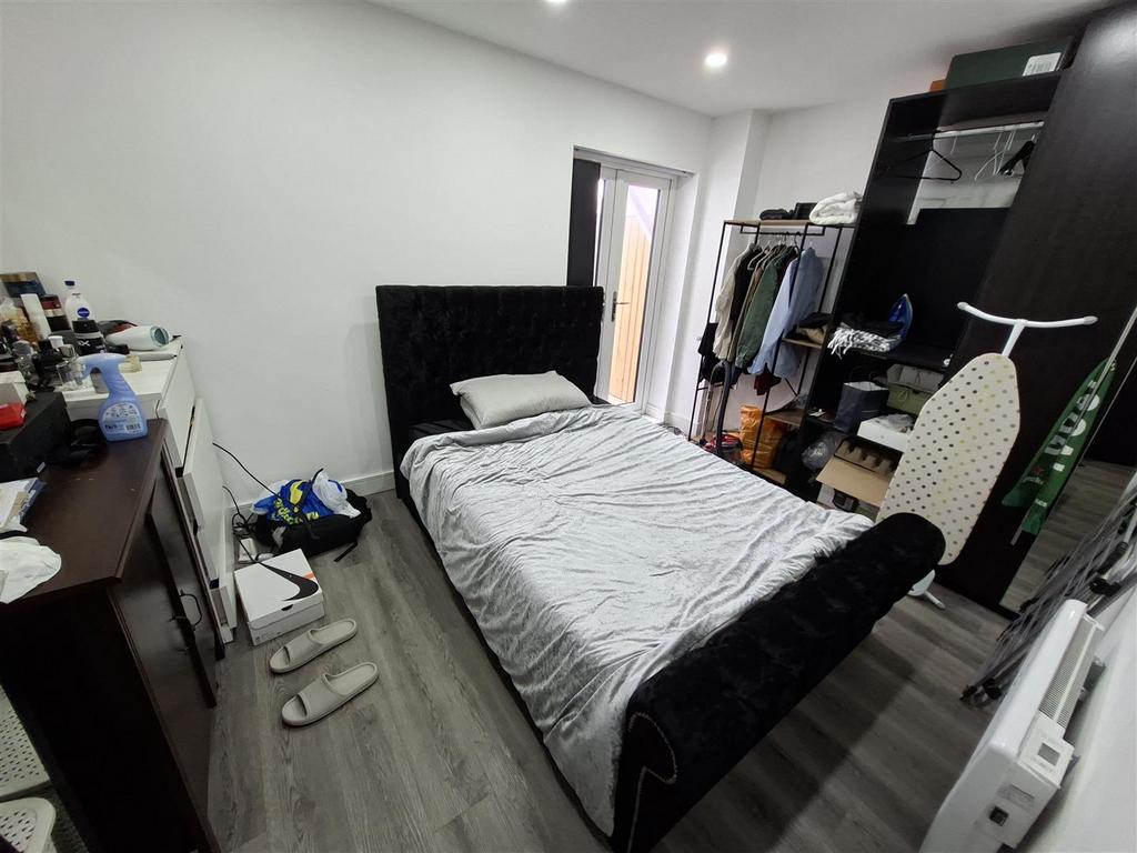 Apartment in Cardiff, Roath - View 3