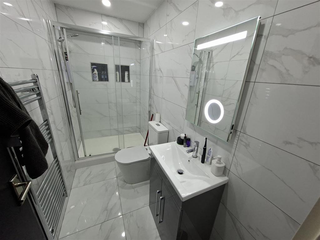 Apartment in Cardiff, Roath - View 5