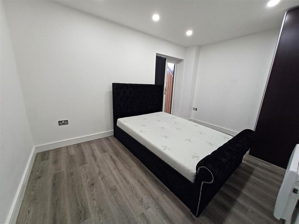 Apartment in Cardiff, Roath - More