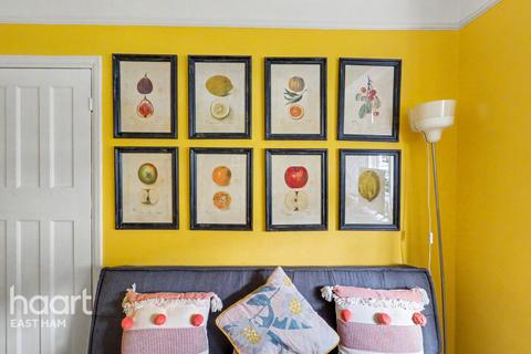 3 bedroom terraced house for sale, Fourth Avenue, London