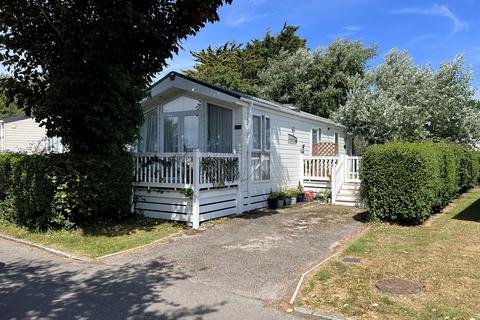 2 bedroom mobile home for sale, Shorefield Road, Downton, Lymington, Hampshire. SO41 0LH