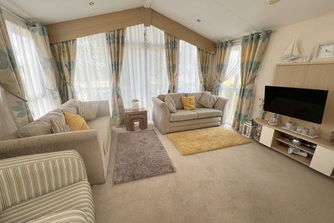 2 bedroom mobile home for sale, Shorefield Road, Downton, Lymington, Hampshire. SO41 0LH