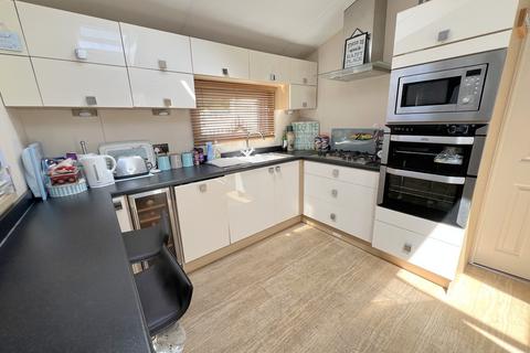 2 bedroom mobile home for sale, Shorefield Road, Downton, Lymington, Hampshire. SO41 0LH