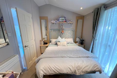 2 bedroom mobile home for sale, Shorefield Road, Downton, Lymington, Hampshire. SO41 0LH