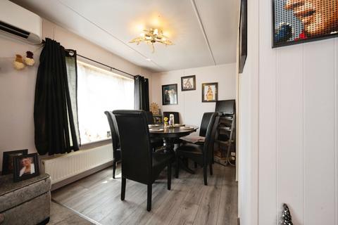 2 bedroom mobile home for sale, Hill Plantation, Brookside Mobile Home Park, Bromham, Bedford, MK43