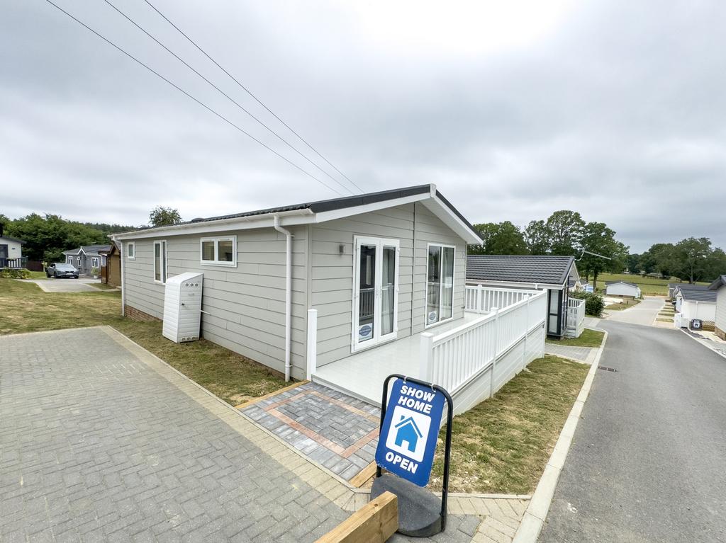 Detached house exterior, driveway