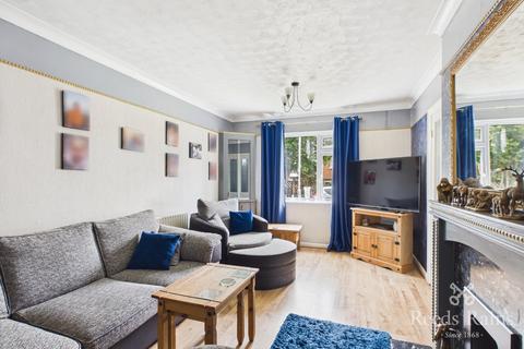 3 bedroom semi-detached house for sale, Broadowler Lane, West Yorkshire WF5