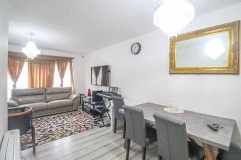 2 bedroom flat to rent, Riverside Close, London RM1