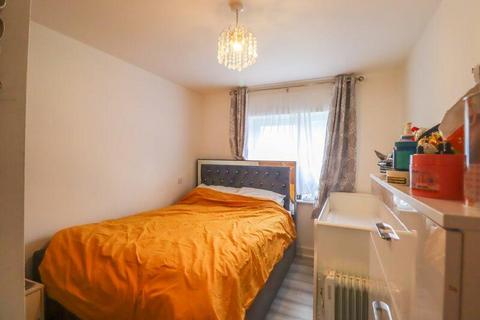 2 bedroom flat to rent, Riverside Close, London RM1