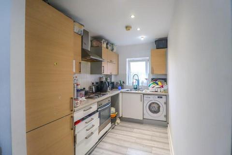 2 bedroom flat to rent, Riverside Close, London RM1