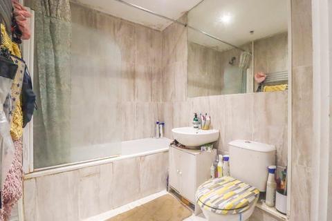2 bedroom flat to rent, Riverside Close, London RM1
