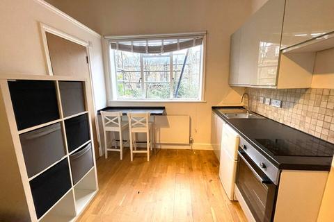Studio to rent, Finsbury Park Road, Finsbury Park, London