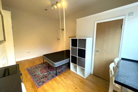 Studio to rent, Finsbury Park Road, Finsbury Park, London