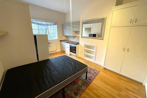 Studio to rent, Finsbury Park Road, Finsbury Park, London