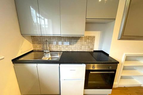 Studio to rent, Finsbury Park Road, Finsbury Park, London