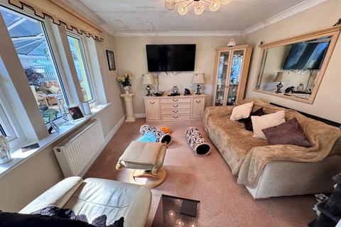 4 bedroom detached house to rent, Crossings Meadow, Chapel-En-Le-Frith, High Peak