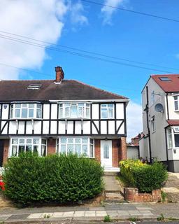 3 bedroom semi-detached house to rent, Glenwood Grove, Kingsbury