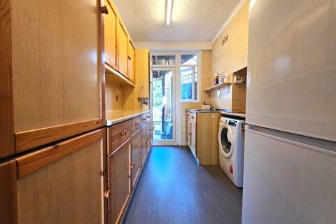 3 bedroom semi-detached house to rent, Glenwood Grove, Kingsbury