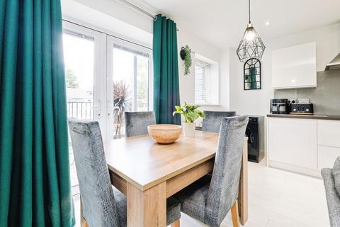 2 bedroom flat for sale, Haven Road, RAINHAM, Essex, RM13