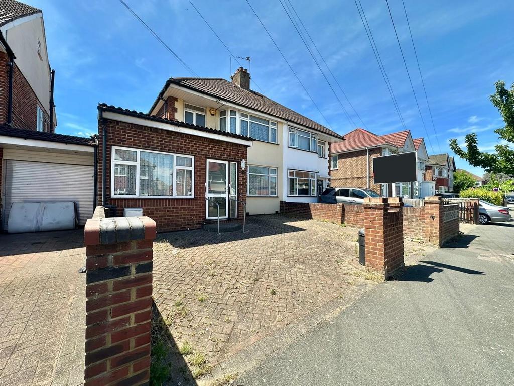 Detached house exterior, driveway