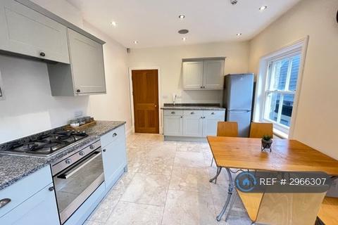 3 bed flat/apartment for rent in Cheltenham Crescent, Harrogate, HG1