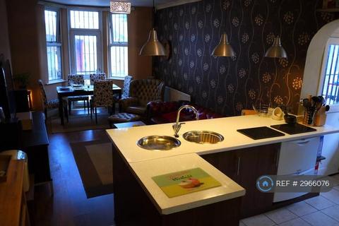 1 bedroom in a house share to rent, Browning Road, London, E12