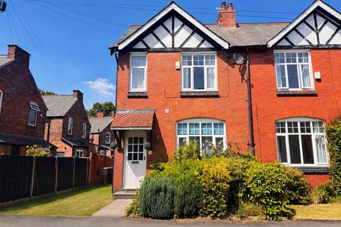 2 bedroom end of terrace house to rent, Pollen Road, Altrincham
