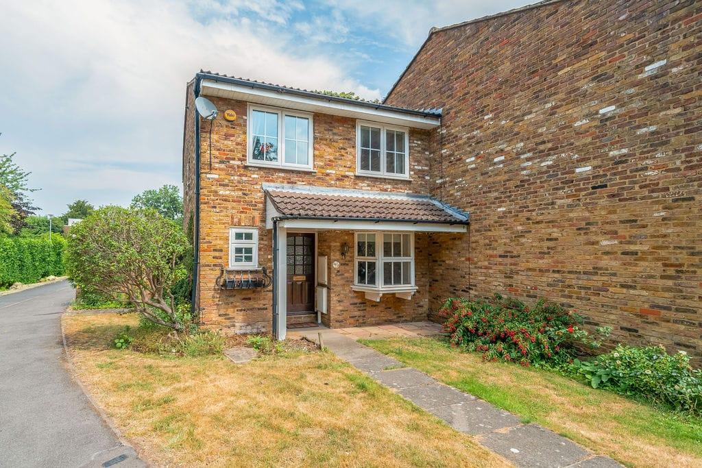 Detached house exterior, driveway