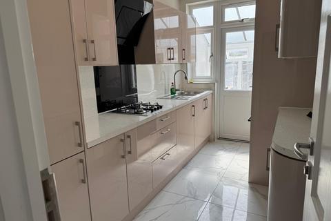 4 bedroom terraced house to rent, Clifton Road, IG2