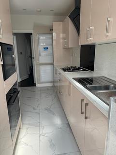 4 bedroom terraced house to rent, Clifton Road, IG2