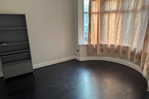 4 bedroom terraced house to rent, Clifton Road, IG2