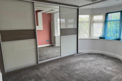 4 bedroom terraced house to rent, Clifton Road, IG2